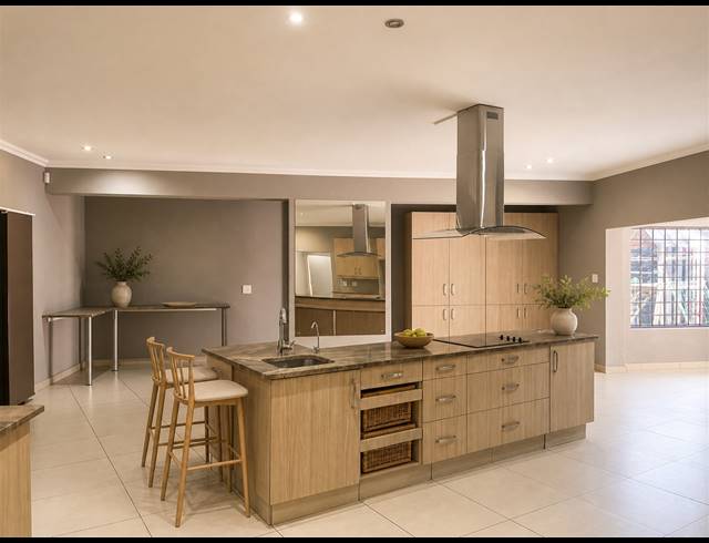 6 BEDROOM HOUSE FOR SALE IN BRYANSTON